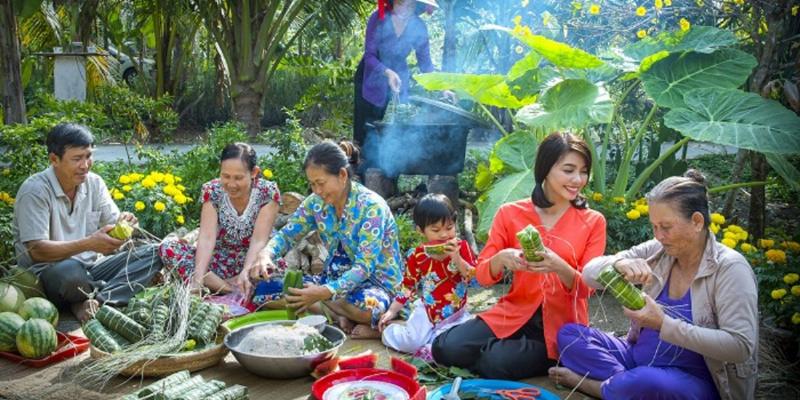 Hình ảnh so sánh ba mâm ngũ quả đặc trưng của 3 miền Bắc, Trung, Nam, làm nổi bật sự khác biệt về loại quả và cách bày trí.